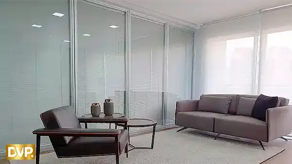 Divisória de Vidro com Alumínio e Persianas Embutidas