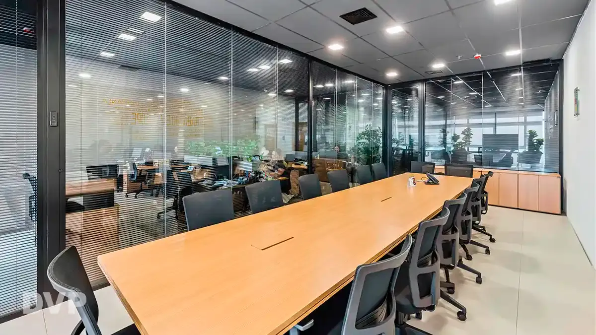 Sala de reunião executiva corporativa com divisória de vidro duplo e persiana embutida