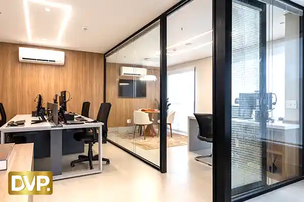 Divisória de Vidro com Persiana Embutida Automatizada - Coworking