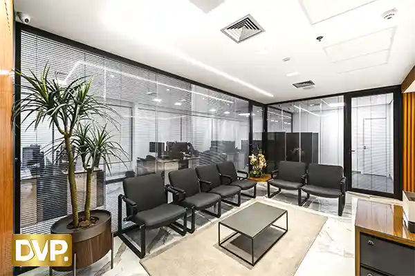 Divisória de Vidro com Persiana Embutida Automatizada - Sala Comercial