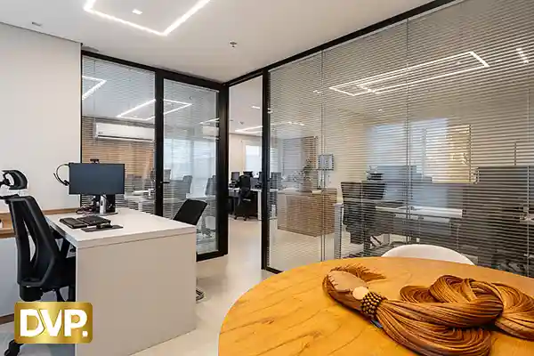 Divisória de Vidro com Persiana Embutida Automatizada - Sala de Diretoria